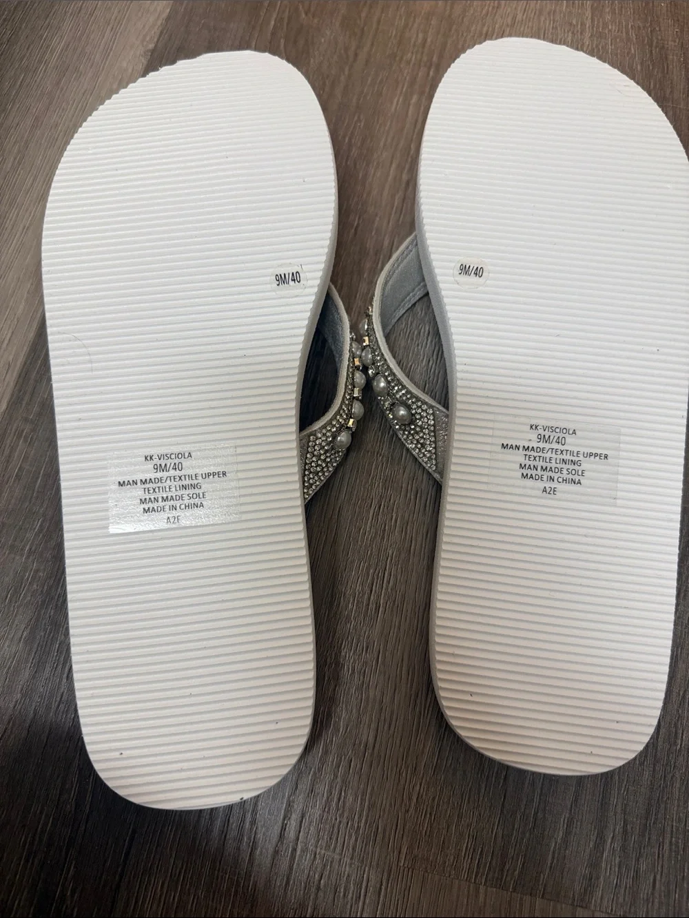 Kelly & Katie Silver Pearl-Trim Flip Flop Sandals 9 Brand New
